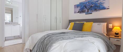 Iron/ironing board, Internet, bed sheets