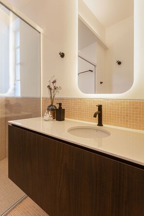 Hårtork och handdukar