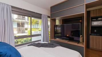 Iron/ironing board, internet, bed sheets