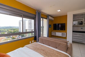 Een strijkplank/strijkijzer, internet, beddengoed