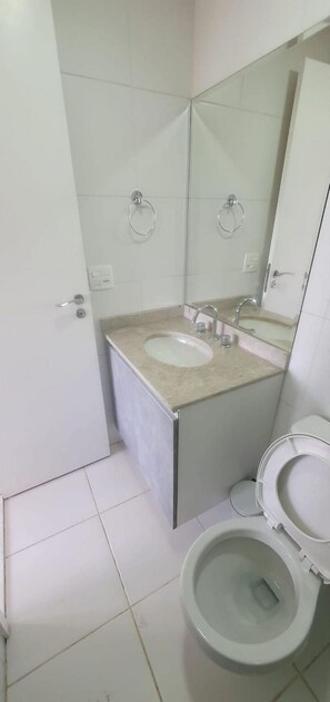 Een haardroger, handdoeken