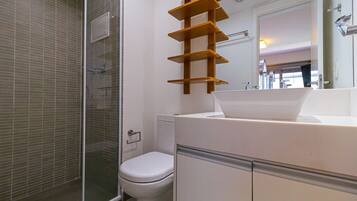 Secador de cabelo, toalhas de banho