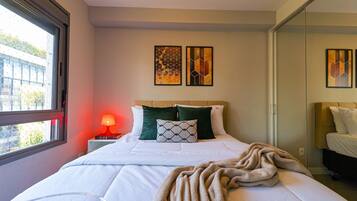 Ferros/tábuas de passar roupa, acesso à internet, roupa de cama