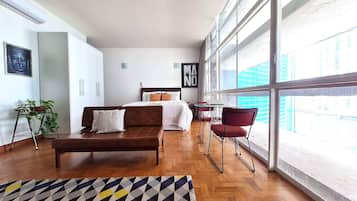 Een strijkplank/strijkijzer, wifi, beddengoed