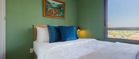 Een strijkplank/strijkijzer, internet, beddengoed