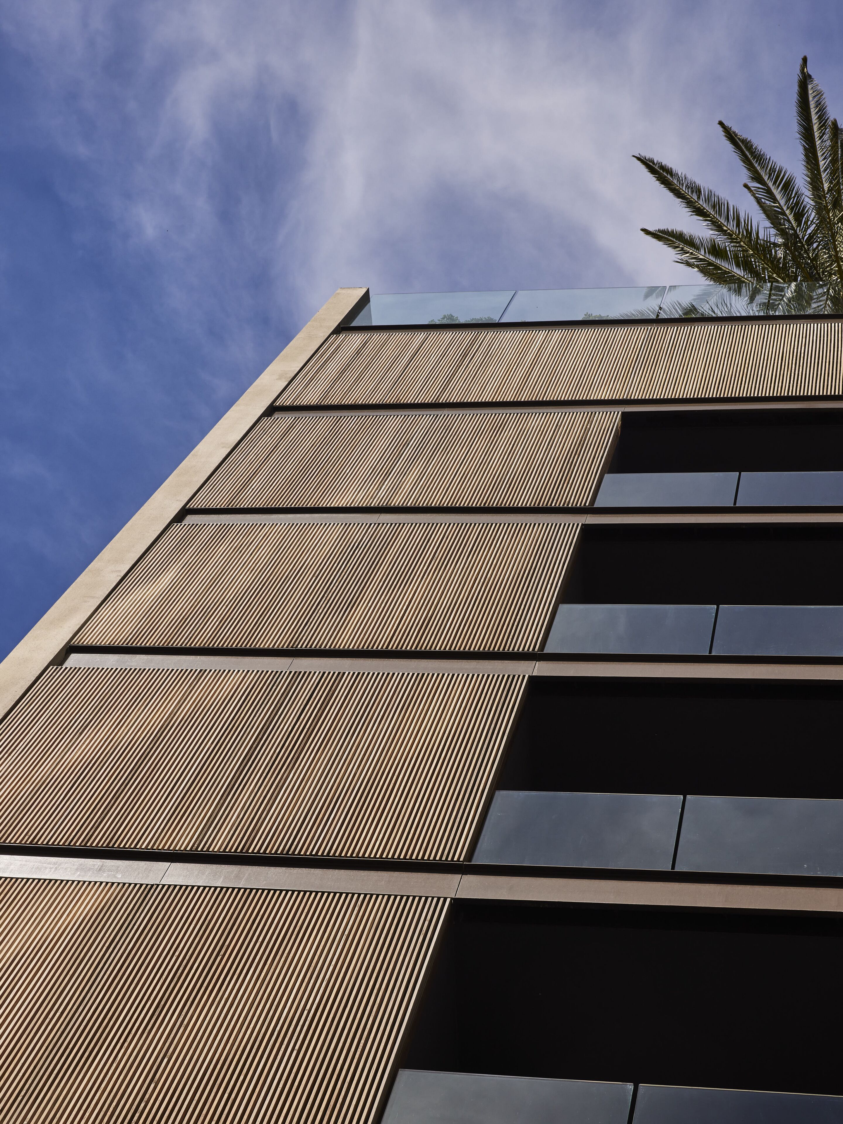 Un edificio moderno con techo inclinado y amplias ventanas.