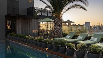 Una piscina al aire libre de temporada, camas de piscina gratis