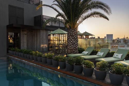 Seasonal outdoor pool, free cabanas
