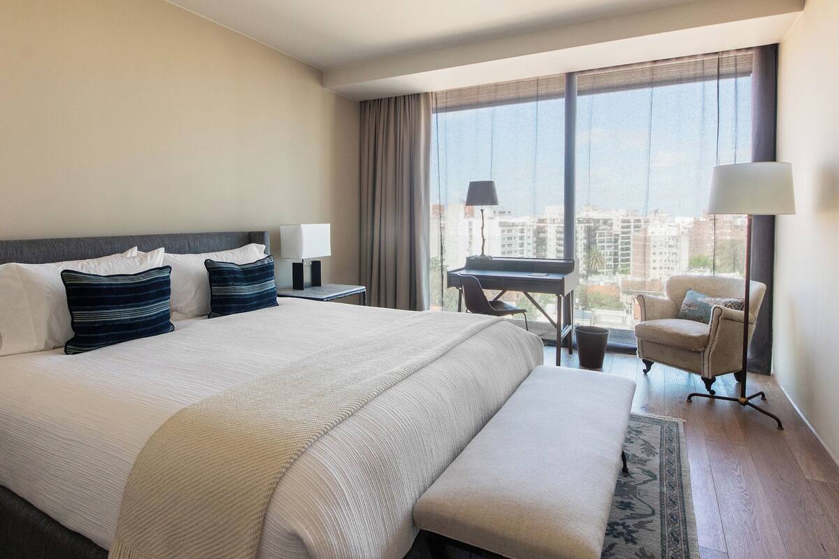 Two Connecting King Rooms | 埃及棉床單、高級寢具、羽絨被、迷你吧