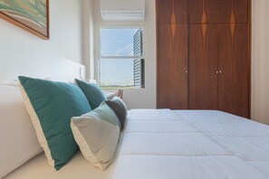 2 bedrooms, desk, iron/ironing board, WiFi