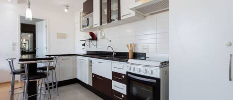 Kühlschrank, Mikrowelle, Ofen, Kochgeschirr/Geschirr/Besteck