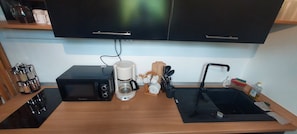 Een koelkast, een microgolfoven, een oven, een kookplaat