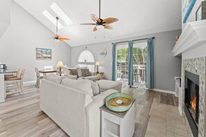 TV - Kingston Cumberland 2B split level loft,pool,Beach (Myrtle Beach)
