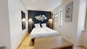 Tabla de planchar con plancha, wifi gratis y ropa de cama 
