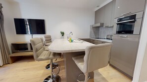 冷蔵庫、電子レンジ、食器洗い機、コーヒー / ティーメーカー