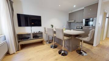 Een koelkast, een vaatwasser, een koffiezetapparaat/waterkoker