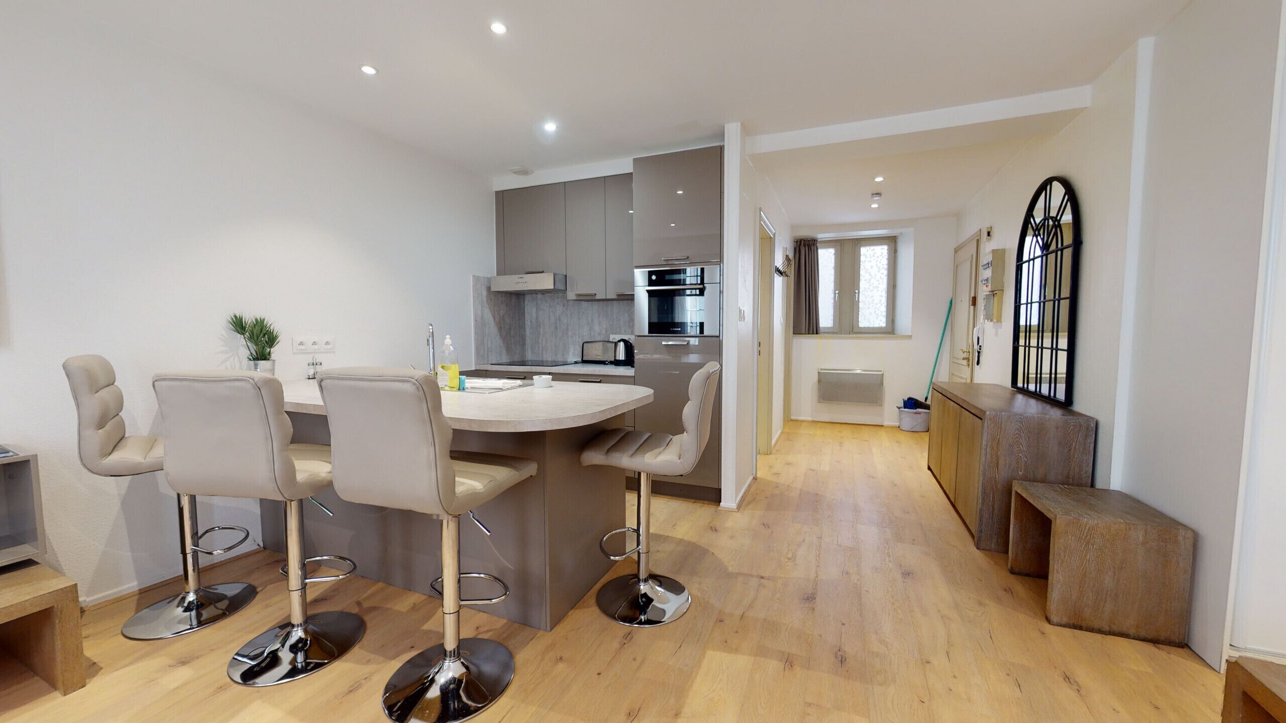 Réfrigérateur, micro-ondes, lave-vaisselle, cafetière/bouilloire