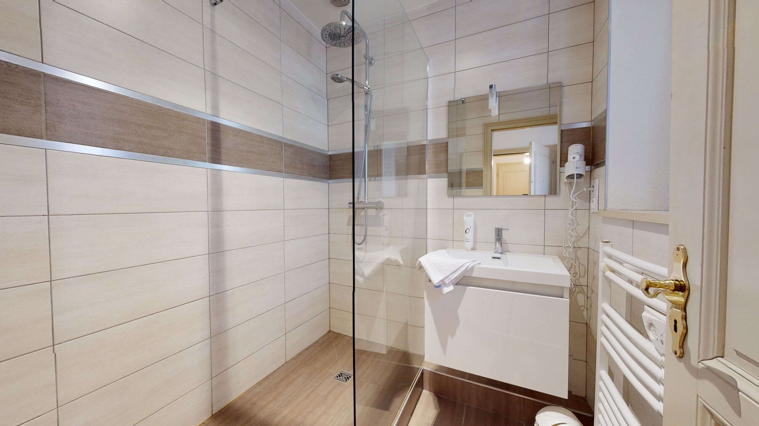 Douche, sèche-cheveux, serviettes fournies, papier toilette