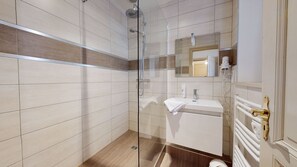 シャワー、ヘアドライヤー、タオル、トイレットペーパー