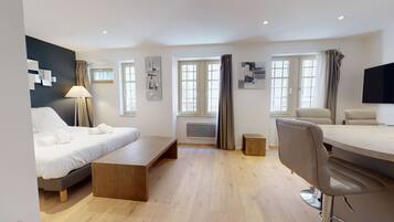 Een strijkplank/strijkijzer, gratis wifi, beddengoed