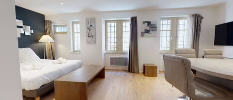 Tabla de planchar con plancha, wifi gratis y ropa de cama