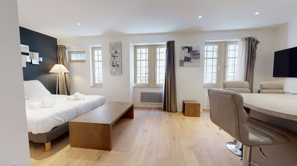 アイロン / アイロン台、WiFi (無料)、ベッドシーツ