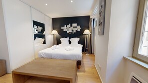 Tabla de planchar con plancha, wifi gratis y ropa de cama 