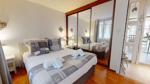 Tabla de planchar con plancha, wifi gratis y ropa de cama
