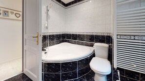Bañera, secador de pelo, toallas, papel higiénico