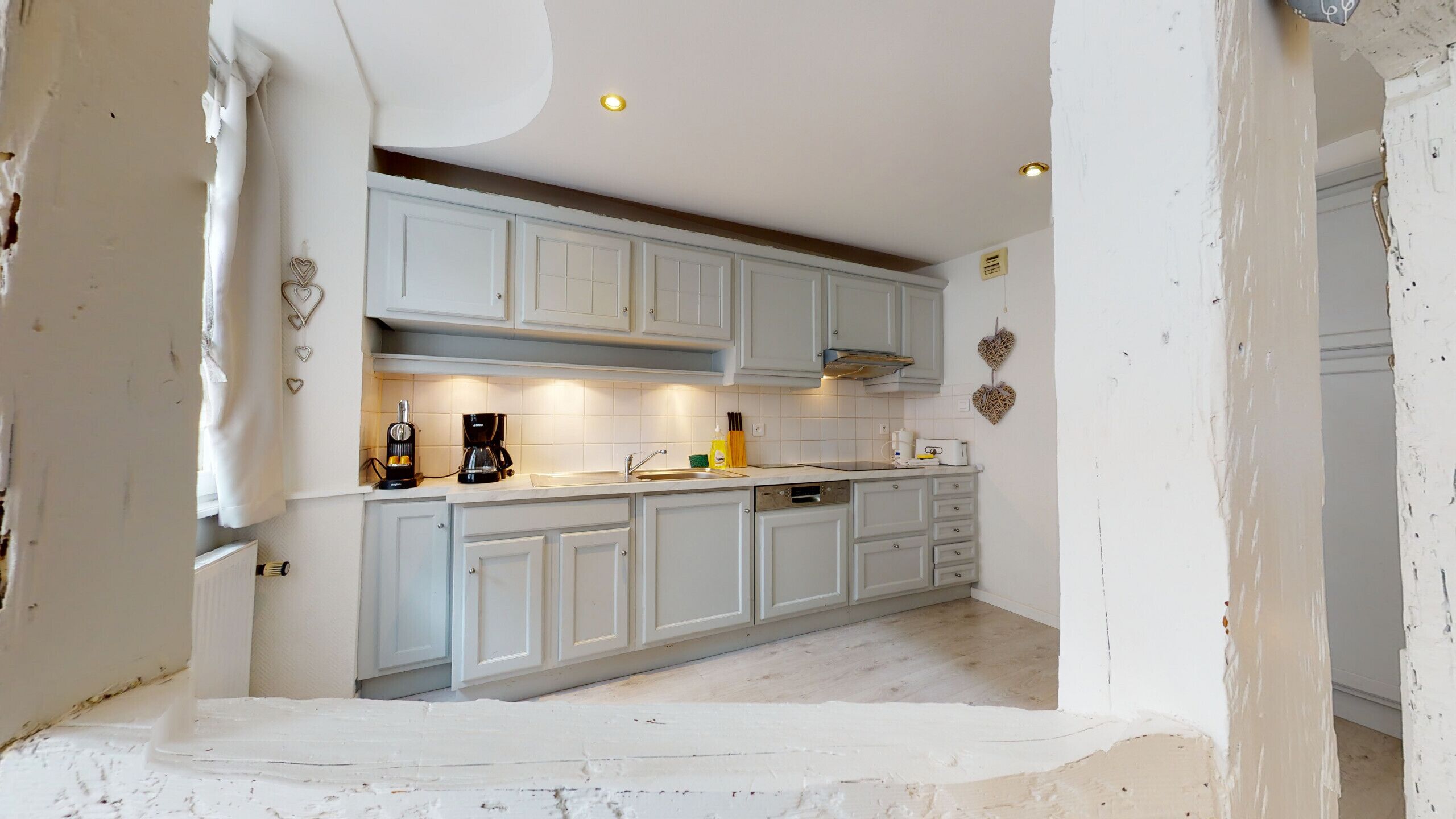 Réfrigérateur, four, lave-vaisselle, cafetière/bouilloire