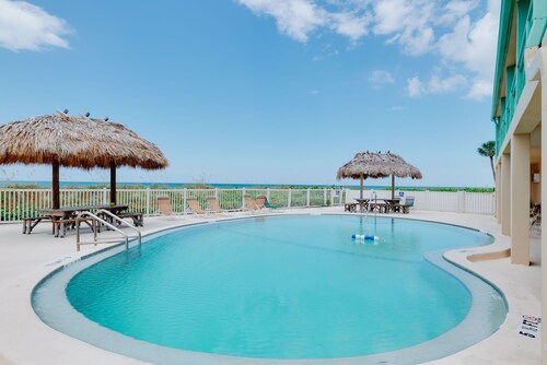 NEW Beautiful Beachfront Apartment with Beach & Pool