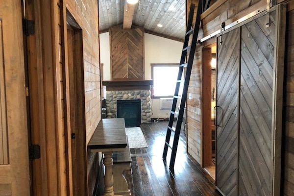 Cabaña exclusiva | Área de sala de estar | Televisión de pantalla plana