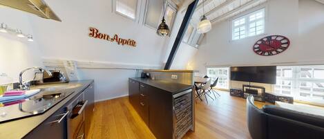 Refrigerador, microondas, lavavajillas y cafetera y tetera