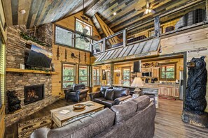 Smart TV, fireplace, video games - New Millon Dollar Cabin on a Peaceful, Secluded, Tranquil, Fishing Pond/Lake 
   (Pigeon Forge)