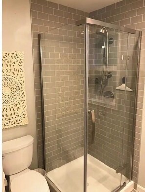 Chuveiro, secador de cabelo, toalhas de banho, sabonete
