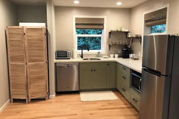 Frigorifero, microonde, lavastoviglie, macchina per tè/caffè