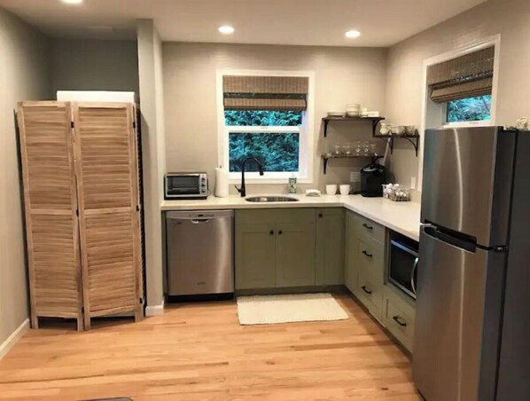 Fridge, microwave, dishwasher, coffee/tea maker