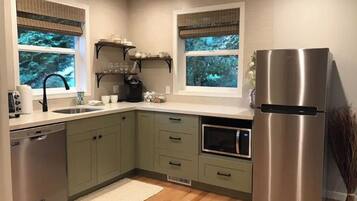 Réfrigérateur, four à micro-ondes, lave-vaisselle, cafetière-théière