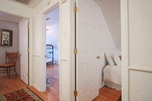 3 bedrooms, desk, iron/ironing board, WiFi - Dukes Street Retreat 5min from I-95! (Summerton)