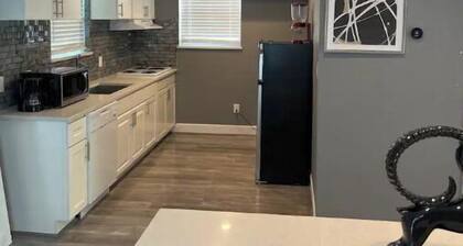 Adorable 1 Bedroom guest house with fireplace.