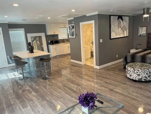 Adorable 1 Bedroom guest house with fireplace.