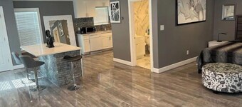 Adorable 1 Bedroom guest house with fireplace.