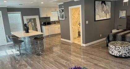 Adorable 1 Bedroom guest house with fireplace.