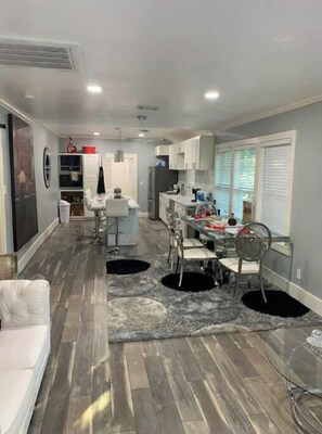 Interior - Midtown Deluxe Home with Full Studio Garage Apt (Houston)