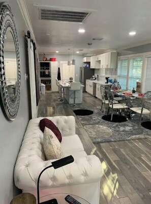 Interior - Midtown Deluxe Home with Full Studio Garage Apt (Houston)