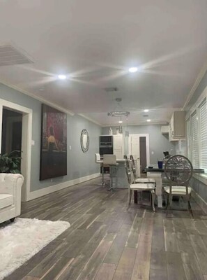 Interior - Midtown Deluxe Home with Full Studio Garage Apt (Houston)
