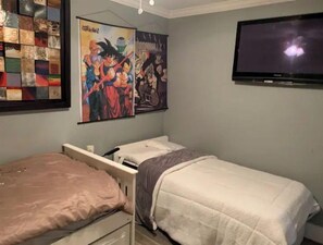 4 bedrooms - Midtown Deluxe Home with Full Studio Garage Apt (Houston)