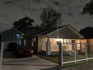 Exterior - Midtown Deluxe Home with Full Studio Garage Apt (Houston)