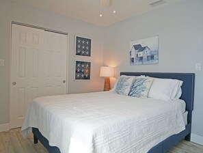 3 habitaciones, tabla de planchar con plancha y cuna de viaje 