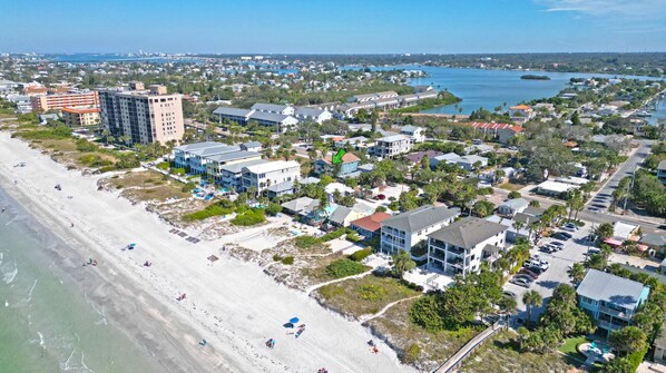 Playa en los alrededores, camastros y toallas de playa 